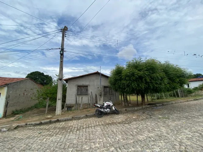 CASA À VENDA - TERRENO AMPLO 13 x 25 m