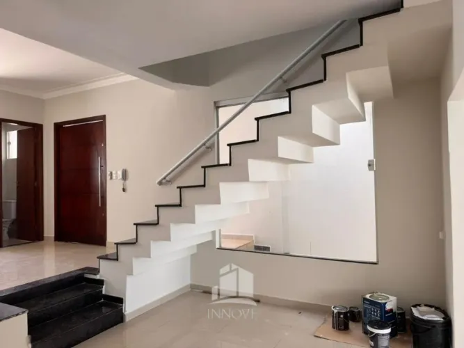 Sobrado moderno com excelente distribuição interna e ambientes funcionais ideal para quem