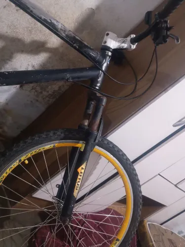 Bicicleta nós precinhos precisando só de uma pintura