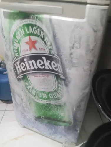 Geladeira envelopada com o nome Heineken celular *933