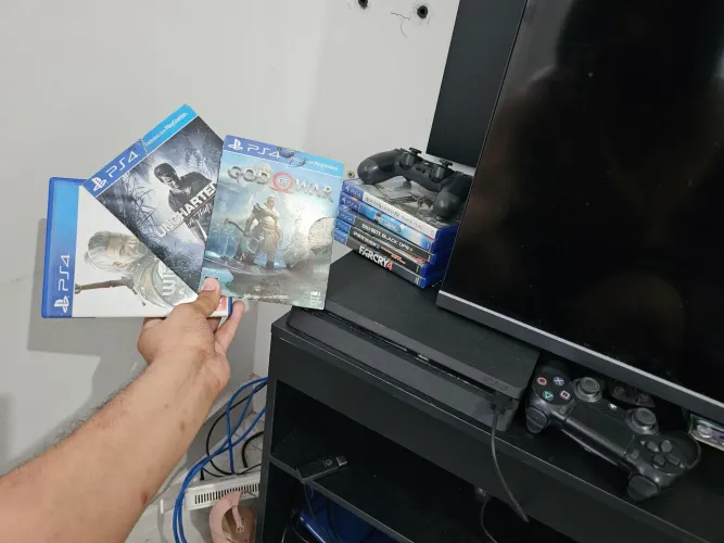 PS4 Slim 1TB | 2 Controles | Vários Jogos