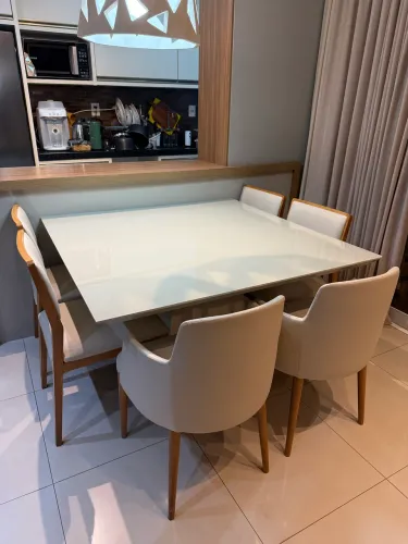 Mesa de jantar com cadeiras