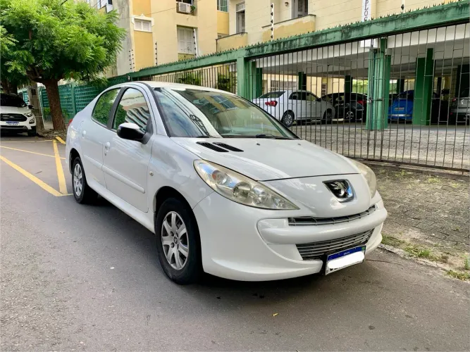 Peugeot 207 Sedan Passion XR 1.4 Flex 8V 4P 2013