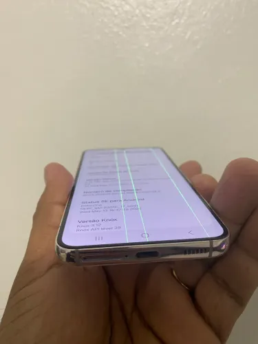 S22 257 gigas com detalhes listras na tela