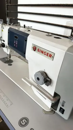 Máquina de Costura Reta Industrial Singer