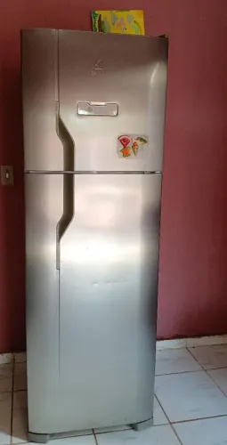 Venda-se geladeira com defeito preço a negociar 