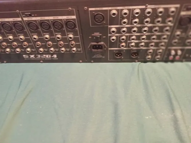 Vendo mesa de som 32 canais 2 caixa de som tripé e equalizador