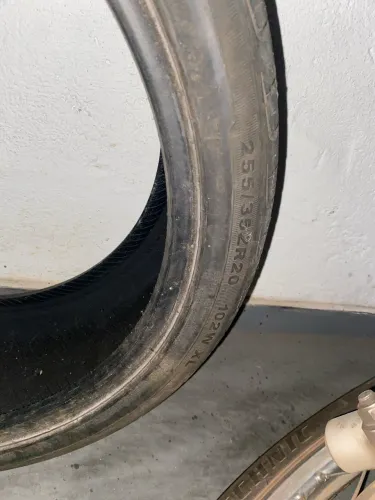 Vendo pneu 255/35/20 roda muito ainda