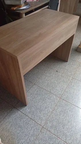 Mesa de escritório sem gavetas