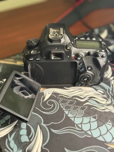 Vende-se Câmera Canon 6D Mark II 