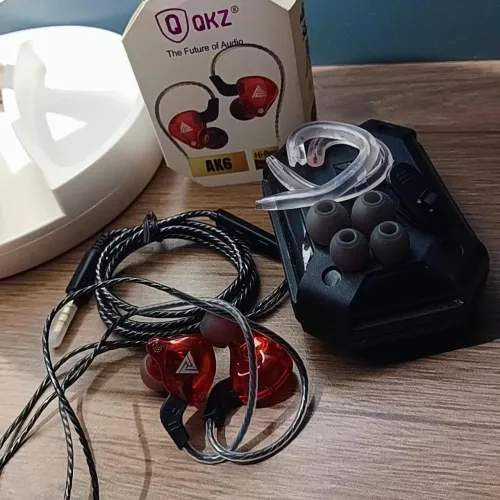 Fone QKZ AK6 profissional gamer serve como retorno de palco com acessórios