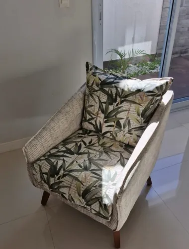 Poltrona de Canto em Madeira Maciça para Sala ou Quarto 