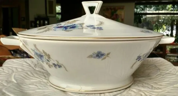 Jogo de jantar Bohemia floral azul, branco e dourado.