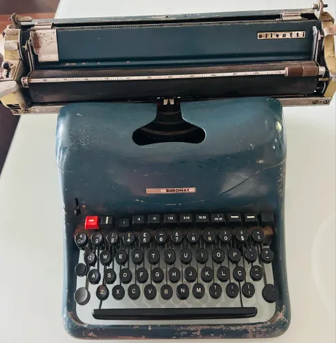 Máquina de escrever Olivetti fabricada na Itália