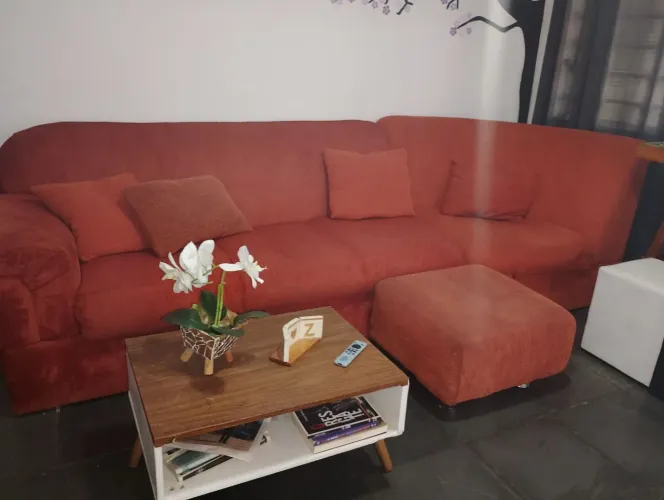 Sofá de canto com mesinha