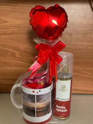 Kit caneca + body splash + chaveiro envelope+ bombons e coração metalizado