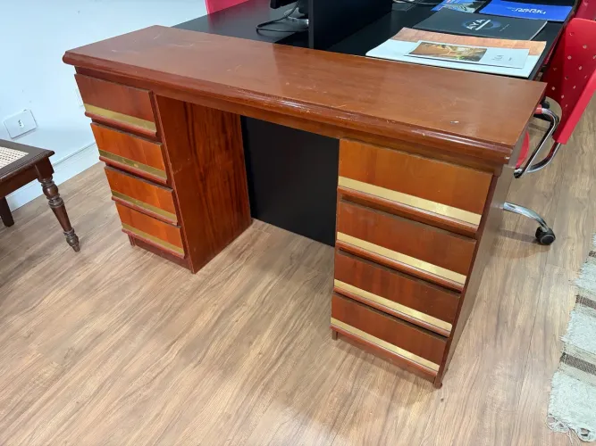 Escrivaninha maciça em mogno 1.30xO.38x0.79 cm 8 gavetas ótima para pequenos espaços.