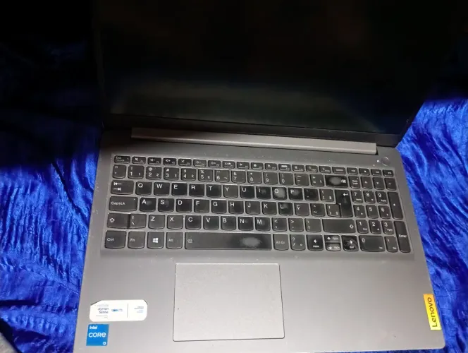 Vende notebook Lenovo, ótima qualidade, vem com  carregador. Fuciona tudo 