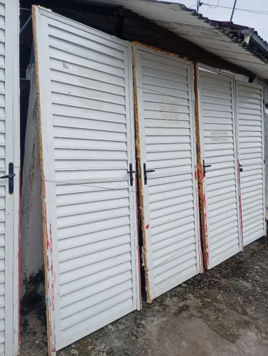 Portas de alumínio branco pra vender rápido 350 reais