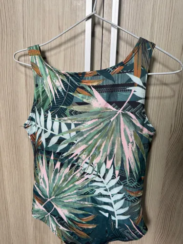 Maiô verde feminino piscina e praia