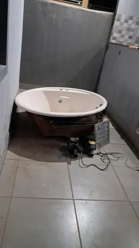 BANHEIRA REDONDA COMPLETA COM HIDROMASSAGEM EM ACRÍLICO