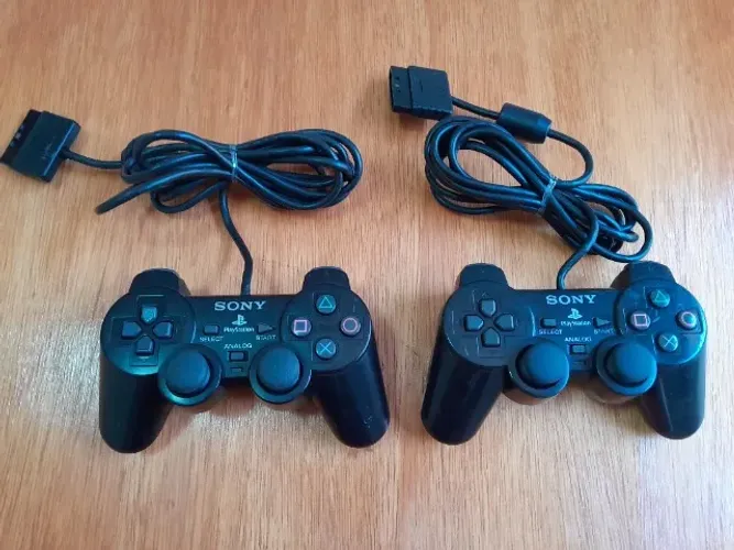 Dois controles originais de PS2