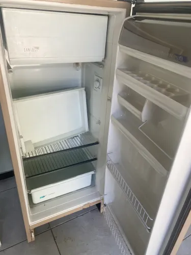 Geladeira em bom uso 