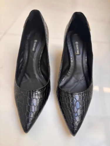 Scarpin em couro Dumond.