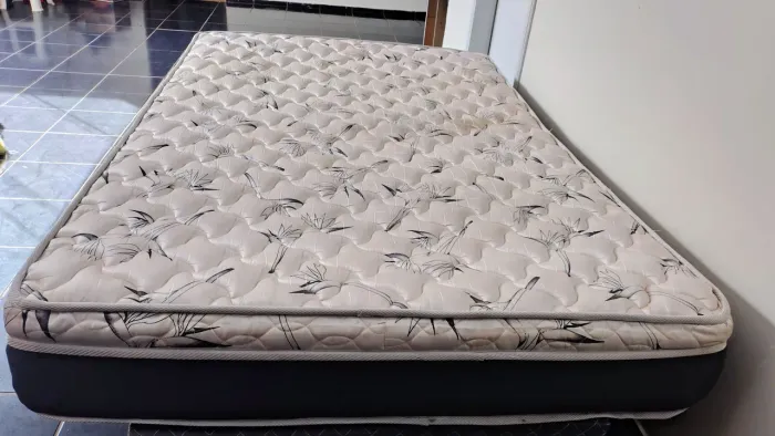 Colchão de casal 1,28x1,88 em bom estado