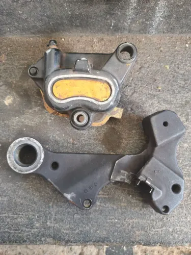 Pinça de Freio Traseira com Suporte Harley Davidson Dyna 08-17 Original