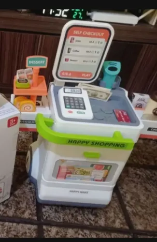 Vendo este brinquedo mercadinho lindo com vários acessórios semi novo