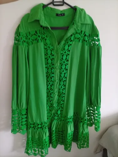 Saída de banho verde com detalhes em renda vazada