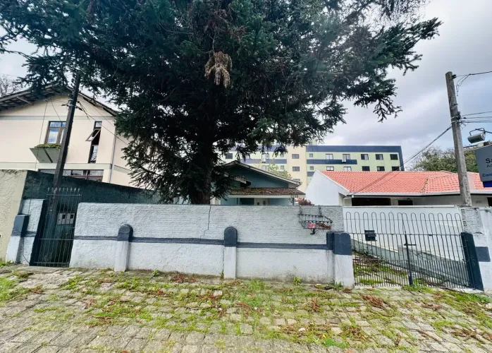 Casa com 3 quartos, 1 banheiro, 4 vagas, amplo quintal, no Tarumã!