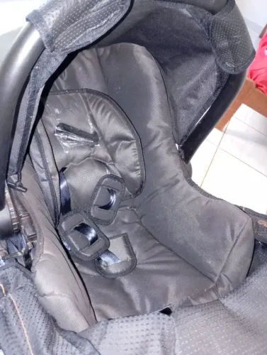 Carrinho com bebê conforto