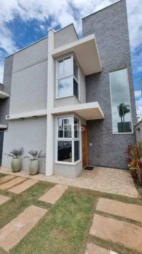 Casa em condomínio disponível para locação no bairro Granja Marileusa.