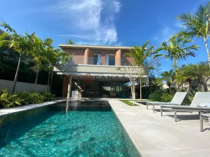 Casa à Venda na Praia da Baleia com 6 Suítes e Vista para o Mar - SP