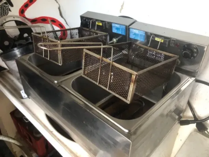 Fritadeira Elétrica semi-nova Duas Cubas 6 litros