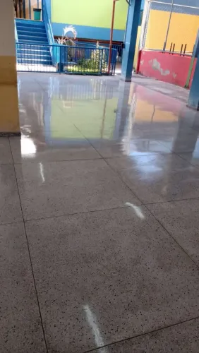 Polimento de pisos de marmorite e concreto