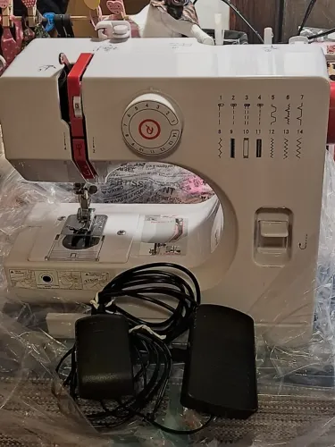 Mini Máquina de Costura UFR-718