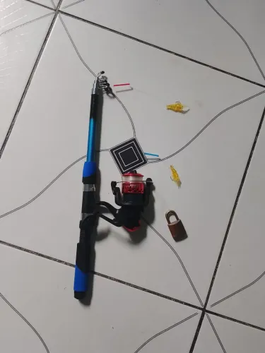 Vara d pesca telescópica completa com molinete e 2 iscas artificial nova
