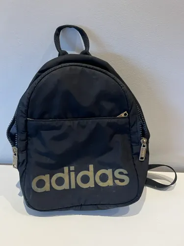 Mochila adidas preta com dourado pequena