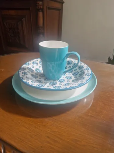 Conjunto de dois pratos e uma caneca verde. Dois conjuntos disponíveis. 