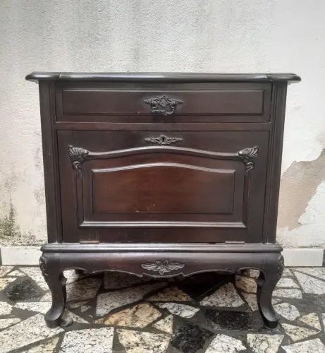 Antigo criado/mesa de cabeceira em madeira nobre