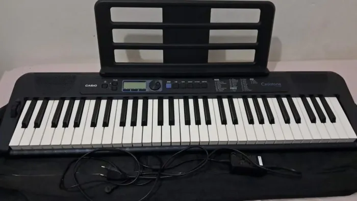 Casio Casiotone CT-S300, com teclas sensitivas.