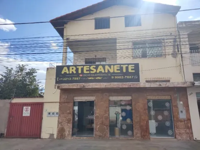 Casa com 3 qurtos, quintal e com ponto Comercial