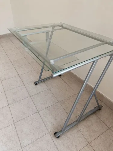 Mesa de escritório de vidro temperado com suporte para teclado