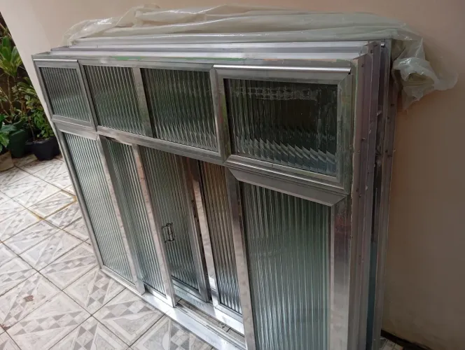 3 janelões em excelente estado,1,50 X 1,20,são três janelas,bem novas.
