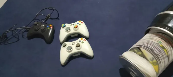 2 controles de Xbox360 um com fio e outro com bateria recarregável 