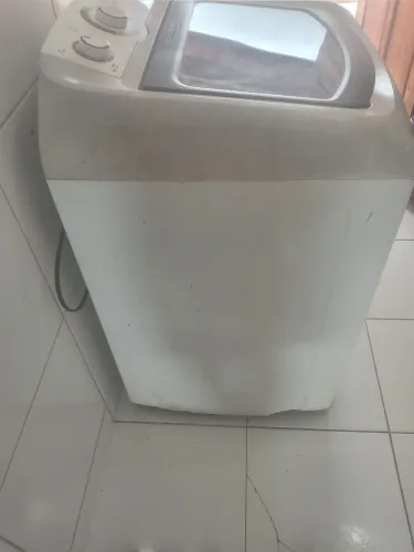 Uma máquina de lavar 9 kg com defeito marca Consul