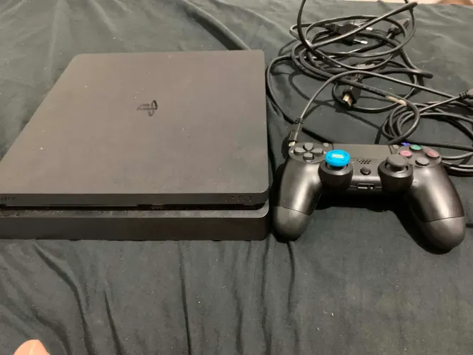 PS4 Slim 